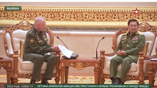 Myanmar'ı ziyaret eden Rusya Savunma Bakan Yardımcısı Aleksandr Fomin, ülkesinde yönetime el koyan Myanmar Genelkurmay Başkanı Min Aung Hlaing ve beraberindeki heyetle bir araya geldi. - Sputnik Türkiye