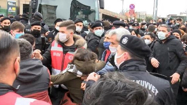 İstanbul Çağlayan'daki Adalet Sarayı önünde, Boğaziçi Üniversitesi gözaltılarını protesto etmek isterken gözaltına alınan ve adliyeye sevk edilen 6 öğrenci de adli kontrol şartıyla serbest bırakıldı.  - Sputnik Türkiye
