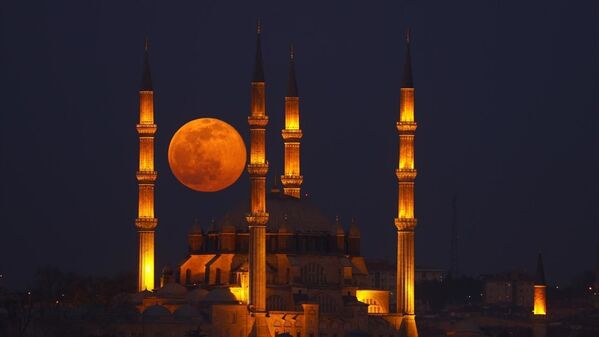 Edirne'de akşam saatlerinde gökyüzünde beliren dolunay, Selimiye Camisi ile birlikte güzel görüntüler oluşturdu. - Sputnik Türkiye