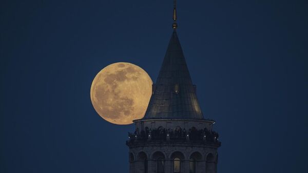 İstanbul’un simgelerinden Galata Kulesi üzerinde Dolunay  - Sputnik Türkiye