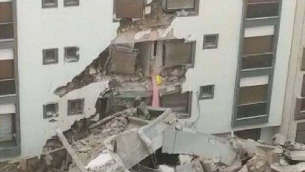 İzmir'de yıkım, yıkımı yapılan bina yan binaya doğru çöktü - Sputnik Türkiye