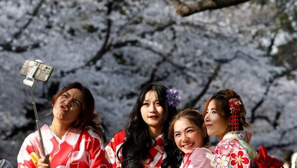 Japon başkenti Tokyo'nun Ueno Parkı'nda kiraz ağaçlarının çiçek (sakura) açmasını selfie çekerek kutlayan kimono giymiş kadınlar - Sputnik Türkiye