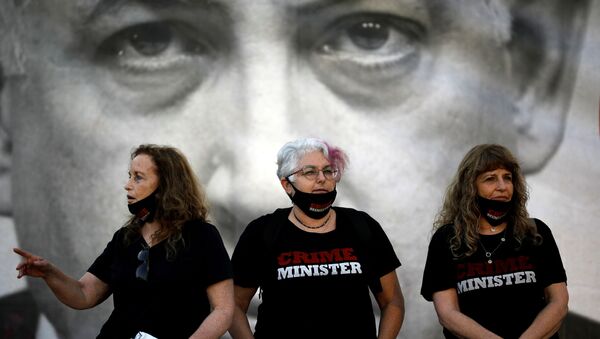 İsrail Başbakanı Benyamin Netanyahu'yu 'suç-bakanı' yazılı tişörtler giymiş halde protesto edenler - Sputnik Türkiye