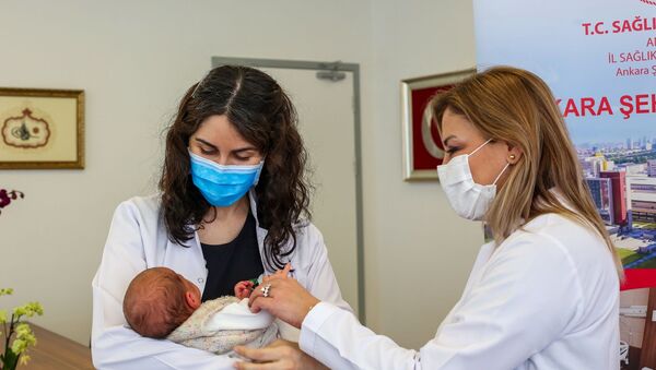Op. Dr. Zeynep Aslı Kaplan ve bebeği - Sputnik Türkiye