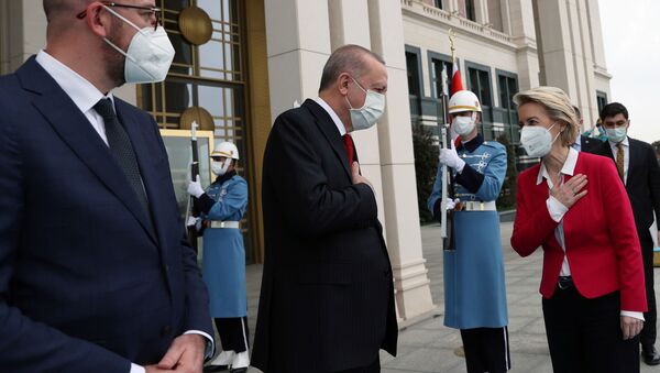 AB Konseyi Başkanı Charles Michel, Cumhurbaşkanı Recep Tayyip Erdoğan, Avrupa Komisyonu Başkanı Ursula von der Leyen (soldan sağa) - Sputnik Türkiye