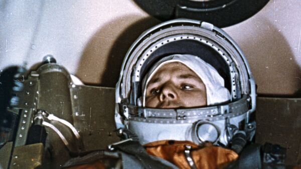 Kozmonot Yuriy Gagarin,  uzay uçuşu öncesi Vostok-1 aracının kabininde - Sputnik Türkiye