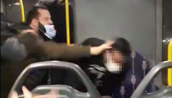 Metrobüste cinsel organını göstererek taciz iddiası - Sputnik Türkiye