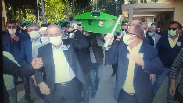 Cenaze sırasında tabutun direği Fatih Terim'in elinde kaldı - Sputnik Türkiye