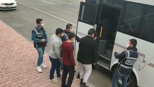 Tekirdağ’da 15 yaşında iken uygunsuz görüntüleriyle şantaj yapılan kız çocuğuyla zorla birliktelik yaşadıkları iddia edilen 9 kişiden 7’si tutuklanırken, diğer 2 şüpheli ise yurtdışı yasağı ve adli kontrol tedbiri uygulanarak serbest bırakıldı. - Sputnik Türkiye