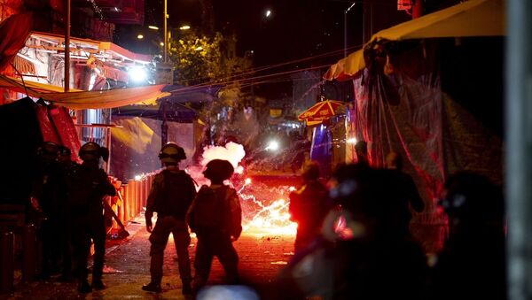 İsrail polisinin işgal altındaki Doğu Kudüs’te teravih namazı sonrası Filistinlilere ses bombaları ve toplumsal olaylara müdahale araçlarıyla (TOMA) müdahalesinde yaralı sayısı 105’e yükseldi. - Sputnik Türkiye