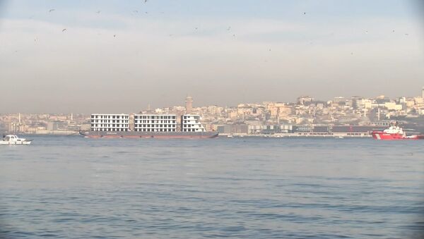  4 katlı 3 blok apartmanı andıran gemi, Panama bayraklı Christos LXI adlı bir römorkör, İstanbul Boğazı - Sputnik Türkiye