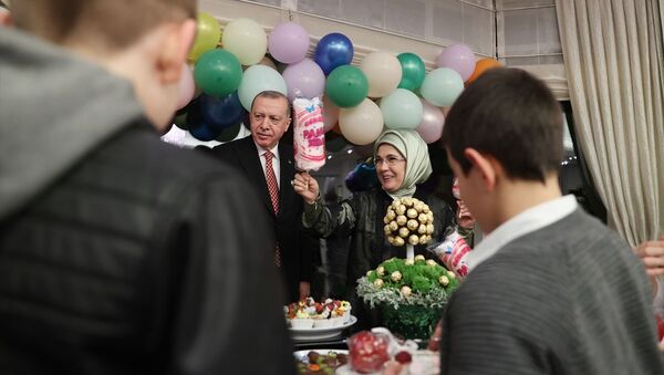 Erdoğan çifti 23 Nisan Ulusal Egemenlik ve Çocuk Bayramı'nda çocuklarla iftarda buluştu - Sputnik Türkiye