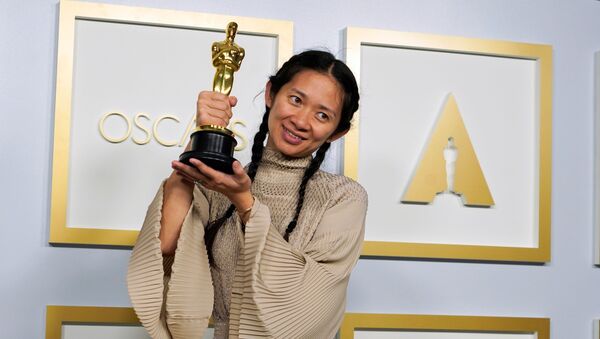 'Nomadland' filmi, 'Oscar Ödülleri' olarak da bilinen 93. Akademi Ödülleri Töreni'nde en iyi film ödülüne layık görüldü. Ödülü, filmin yapımcısı ve yönetmeni Chloe Zhao teslim aldı - Sputnik Türkiye