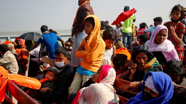 Bangladeş'te tekneyle yolculuk eden Rohingyalı sığınmacılar - Sputnik Türkiye