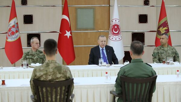 Cumhurbaşkanı Recep Tayyip Erdoğan, 4. Kolordu Komutanlığını ziyaret ederek iftarda askerlerle bir araya geldi. - Sputnik Türkiye