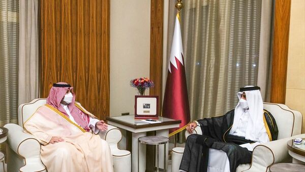 Katar Emiri Şeyh Temim bin Hamed Al Sani (sağda), Suudi Arabistan Devlet Bakanı Prens Turki bin Muhammed bin Fehd'i (solda) başkent Doha'da kabul etti. - Sputnik Türkiye