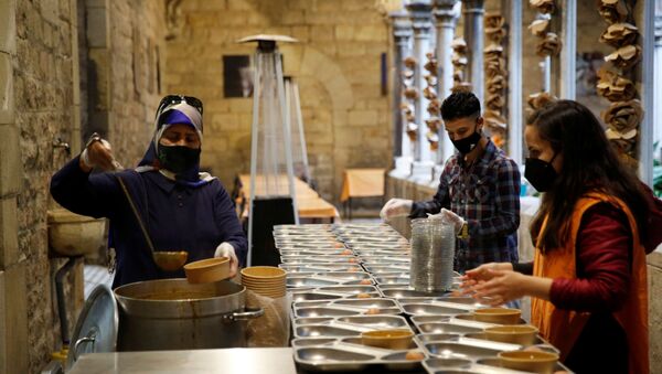 Kapalı alan yasağı olan İspanya'da bir kilise avlusunda iftar yemeği vermeye başladı - Sputnik Türkiye