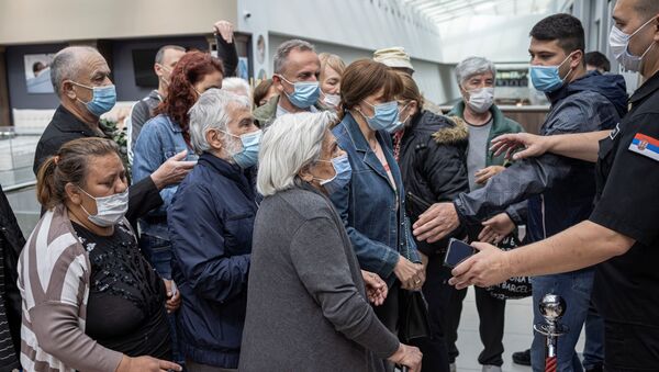Sırbistan'da aşı olana indirim kuponu verilmesi izdiham yarattı - Sputnik Türkiye