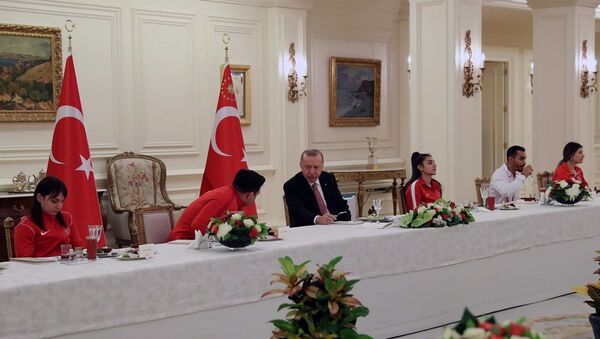 Cumhurbaşkanı Erdoğan, milli sporcularla iftar yaptı  - Sputnik Türkiye