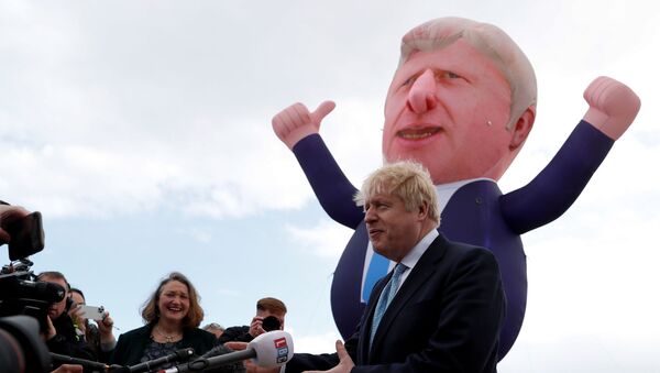 Britanya'nın İngiltere bölgesinde İşçi Partisi'nin kalesi Hartlepool'da ilk kez Muhafazakar Parti milletvekili çıkarmanın şerefine şişme bebeği önünde gazetecilere konuşan Başbakan Boris Johnson  - Sputnik Türkiye
