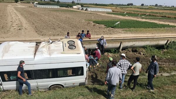 Tarım işçilerini taşıyan minibüs şarampole devrildi: 2’si ağır, 7 yaralı - Sputnik Türkiye