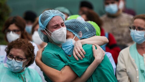 İspanya'nın Leganes kentindeki Severo Ochoa Hastanesi'nde Kovid-19 kurbanı meslektaşlarının ardından ağlayan sağlık çalışanları (Nisan 2020) - Sputnik Türkiye