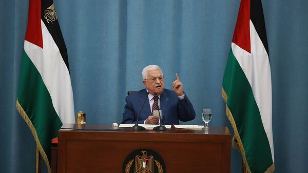 Filistin Devlet Başkanı Mahmud Abbas, Batı Şeria'nın Ramallah kentindeki Başkanlık ofisinde Filistinli yetkililerle düzenlendiği toplantıda, İsrail'in Kudüs ve Gazze'ye yönelik saldırıları ile ilgili açıklamalarda bulundu. - Sputnik Türkiye