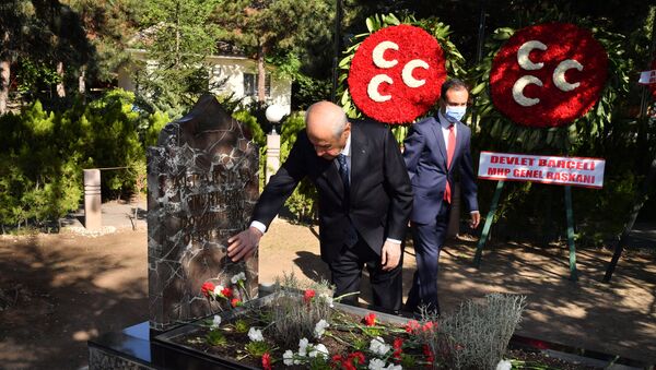 Bahçeli’den, bayram namazı sonrası Alparslan Türkeş'in kabrine ziyaret - Sputnik Türkiye