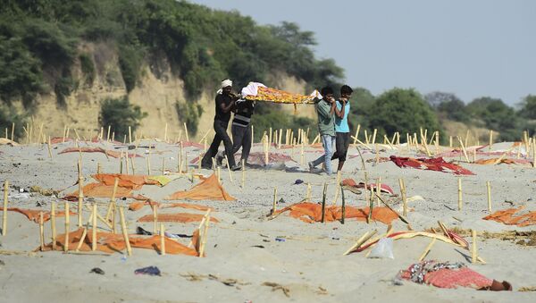 Hindistan'da sularından yüzlerce Kovid-19 kurbanının cansız bedenlerinin toplandığı Ganj Nehri'nin kıyılarındaki kumlarda üstünkörü kazılmış ve üzeri turuncu renkli kumaşlarla örtülmüş mezarlar da bulundu.  - Sputnik Türkiye