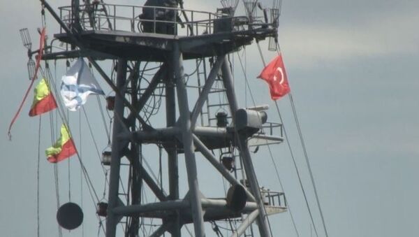 Rus savaş gemisi, Türk bayrağı dalgalandırarak İstanbul Boğazı'ndan geçti - Sputnik Türkiye