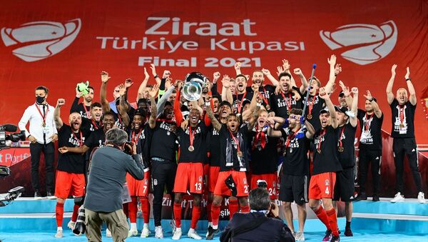 Ziraat Türkiye Kupası final maçında Fraport TAV Antalyaspor'u mağlup eden Beşiktaş, Ziraat Türkiye Kupası’nın sahibi oldu. Beşiktaşlı futbolcular, kupa töreninde büyük sevinç yaşadı. - Sputnik Türkiye