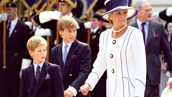 İngiltere'de Prens William ve kardeşi Prens Harry, anneleri Prenses Diana ile - Sputnik Türkiye