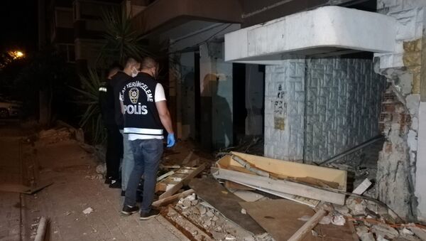 İzmir'de 30 Ekim 2020'de meydana gelen 6.6'lık depremin ardından, Karşıyaka ilçesinde bulunan ve kentsel dönüşüm kapsamında boşaltılan 8 katlı binadan kablo çalmak isterken elektrik akıma kapılan kişi kaldırıldığı hastanede yaşamını yitirdi. - Sputnik Türkiye