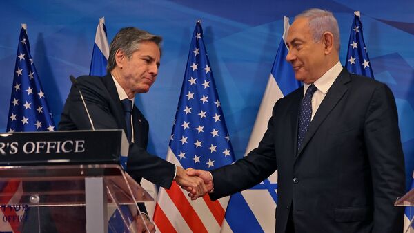 İsrail ile Hamas arasındaki 21 Mayıs ateşkesi sonrası Kudüs'e giden ABD Dışişleri Bakanı Antony Blinken, İsrail Başbakanı Benyamin Netanyahu ile ortak basın toplantısında el sıkışırken - Sputnik Türkiye