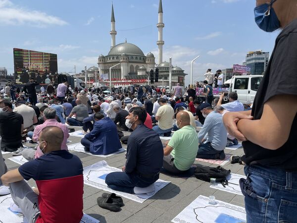 Taksim Meydanı'nın sembollerinden biri olan camide İslam'ın Yeryüzündeki Mührü Camiler ve Fethi İstanbul başlıklı hutbeyi Diyanet İşleri Başkanı Ali Erbaş verdi.

 - Sputnik Türkiye
