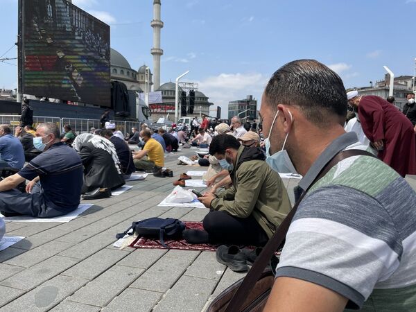 Açılış öncesinde konuşan Cumhurbaşkanı Erdoğan, ilk cuma namazını eda ettikleri Taksim Camii'nin İstanbul'a, Türkiye'ye ve tüm İslam âlemine hayırlara vesile olmasını diledi.
 - Sputnik Türkiye