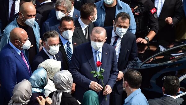 Cumhurbaşkanı Recep Tayyip Erdoğan, katıldığı açılış töreninde cuma namazı sonrası Taksim Camii'ne Kur'an-ı Kerim hediye etti. - Sputnik Türkiye