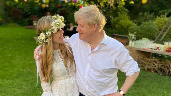 İngiltere Başbakanı Boris Johnson, nişanlısı Carrie Symonds ile gizli bir törenle evlendi. Başbakanlık ofisinden bir sözcü, evliliğin dün öğleden sonra 'küçük bir törenle' gerçekleştiğini belirterek, çiftin gelecek yaz aile ve arkadaşlarıyla tekrar kutlama yapacağını ve balayının da o zamana kadar erteleneceğini kaydetti. - Sputnik Türkiye