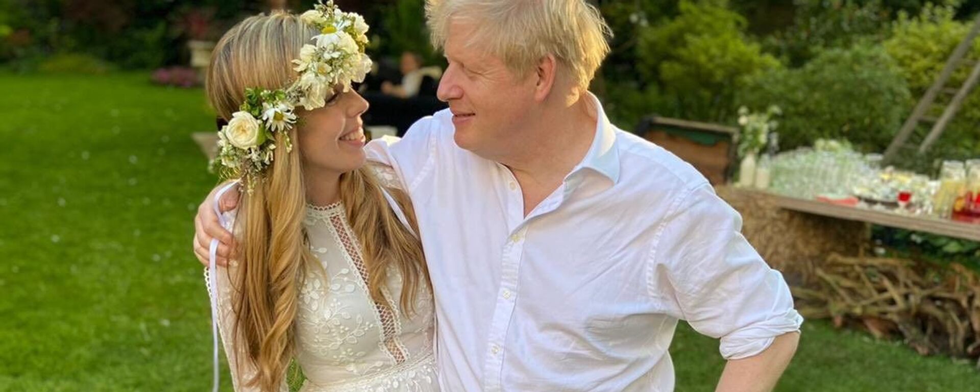 İngiltere Başbakanı Boris Johnson, nişanlısı Carrie Symonds ile gizli bir törenle evlendi. Başbakanlık ofisinden bir sözcü, evliliğin dün öğleden sonra 'küçük bir törenle' gerçekleştiğini belirterek, çiftin gelecek yaz aile ve arkadaşlarıyla tekrar kutlama yapacağını ve balayının da o zamana kadar erteleneceğini kaydetti. - Sputnik Türkiye, 1920, 08.07.2022