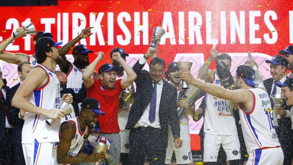 Basketbol THY Avrupa Ligi Dörtlü Finali'nde İspanya temsilcisi Barcelona'yı yenen Anadolu Efes'in şampiyonluk kupası sevinci - Sputnik Türkiye
