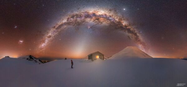 Larryn Rae, ‘Mt. Taranaki Milky Way’ adını verdiği kareyi elde etmek için Yeni Zelanda’da fırtına ve eksi 15 derecede 4 saat boyunca Taranaki Dağı’nın yamacına tırmanmak zorunda kaldı. - Sputnik Türkiye