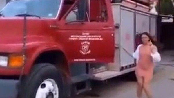 İzmir Büyükşehir Belediyesi İtfaiye Daire Başkanlığına ait yangın eğitim merkezinde 3 kadının itfaiye aracını kullanmasına dair skandal görüntülere ilişkin başlatılan soruşturmada; itfaiyede görevli 4 kişinin, 3 kadının itfaiye aracını merak ettikleri için binmelerine izin verdiklerini söyledikleri öğrenilirken, 1 itfaiye personeli açığa alındı - Sputnik Türkiye