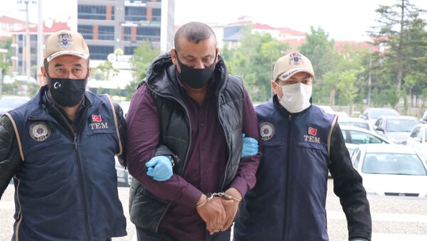 Bolu’da TEM’in operasyonunda yakalanan bin 700 kişinin öldürüldüğü Spyker Katliamı’nın faillerinden IŞİD mensubu Arkan Taha Ahmad’a 2 ay ev hapsi cezası verildi. - Sputnik Türkiye