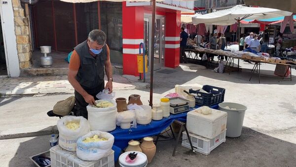 3 dil bilen rehber, pazarda peynir satıyor - Sputnik Türkiye