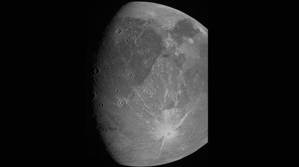 ABD Havacılık ve Uzay Ajansının (NASA) Jüpiter keşif aracı Juno, gezegenin uydusu Ganymede'i yakın geçişi sırasında fotoğrafladı. - Sputnik Türkiye