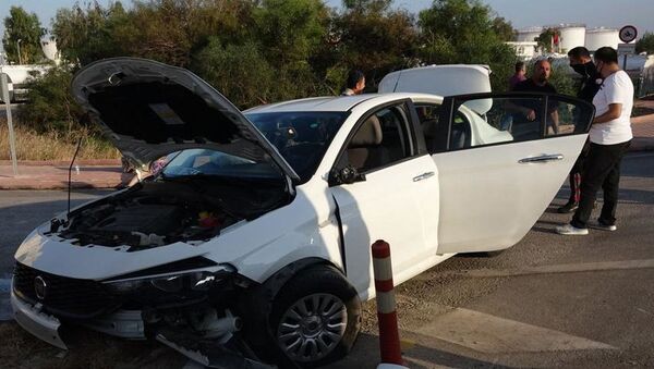 Antalya'da polisin 'dur' ihtarına uymayan İran uyruklu sürücü Davood Akbari, otomobiliyle kaldırıma çarptı. Kazada Akbari ile otomobildeki 4 yolcudan 2'si yaralandı. 2.09 promil alkollü olduğu belirlenen Akbari'nin, Her zaman alkollü yola çıkıyorum demesi şaşkınlığa neden oldu. - Sputnik Türkiye