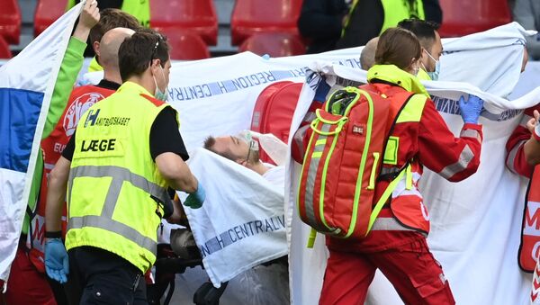 Danimarkalı futbolcu Christian Eriksen maç sırasında baygınlık geçirdi: Sahada müdahale edildi - Sputnik Türkiye