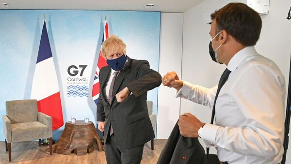 G7 zirvesindeki Boris Johnson ile Emmanuel Macron görüşmesinde dirsek selamı (Carbis Koyu, Cornwall, Britanya) - Sputnik Türkiye