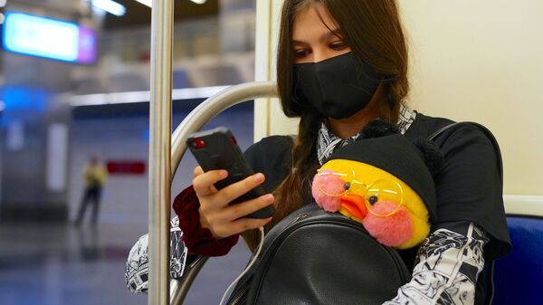 Rusya-koronavirüs-metro-maske-genç kız  - Sputnik Türkiye