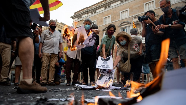 Katalonya'da bağımsızlık yanlıları İspanya Kralı'nın fotoğraflarını yaktı - Sputnik Türkiye
